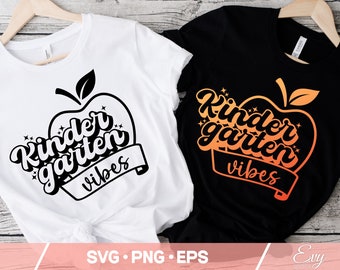 Könnte beinhalten: Zwei T-Shirts mit einem schwarzen und weißen Apfeldesign und dem Text "Kindergarten Vibes". Ein T-Shirt ist weiß und das andere ist schwarz.