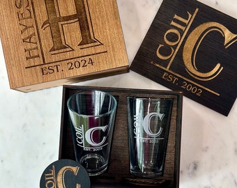 Personalized Groomsman Beer Glass - Custom Monogram Drinking Glass for Best Man | 30th 40th 50th 60th 70th Birthday Gift