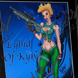 Puede incluir: Una mujer con un atuendo verde y negro sostiene un rifle. Tiene el pelo rubio y mira hacia la derecha. El fondo es azul con el texto "Lybid of Kyiv" en negro. La imagen está firmada "M.D.S. - 2023".