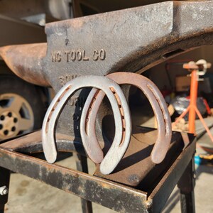 Könnte beinhalten: Rustikales Holzschild in Weiß mit dem handgeschriebenen Schriftzug "Welcome". Das Schild hat eine Used-Optik und ein schlichtes, elegantes Design. Perfekt für die Haustür oder den Eingangsbereich.