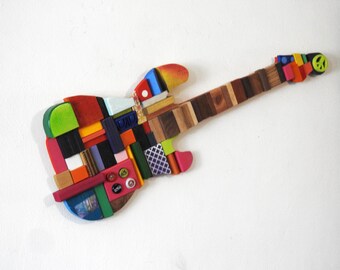 Escultura de guitarra eléctrica hecha con madera reciclada - RockOn - Escultura 3D colorida - Decoración de pared - Arte para músicos - Rock and Roll - Pieza única