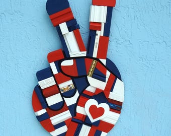 Cuadro decorativo "Dedos de la Paz" - Madera reciclada - Rojo, blanco y azul - Estrellas y rayas - Estilo americano - Hecho en Estados Unidos - Hecho a mano - Pieza única