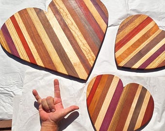 Tabla de cortar con forma de corazón - Bandeja para servir embutidos - San Valentín - Maderas exóticas - Hecha a mano - Cocina de chef - Regalo de inauguración