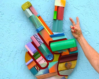 Mano derecha con los dedos en forma de símbolo de paz - Grandes bloques de madera de colores vivos - Forma dinámica - Arte mural reciclado - Pieza única - Buenas vibras - Arte hippie - Graffiti