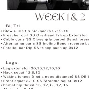 Pu&ograve; includere: Un'immagine in bianco e nero di una routine di allenamento per la settimana 1 e 2. La routine include esercizi per bicipiti, tricipiti, gambe e spalle. Il testo include il numero di serie e ripetizioni per ogni esercizio.