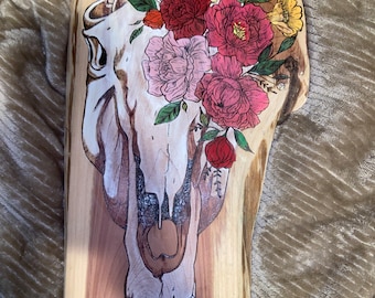 花をあしらった馬の頭蓋骨