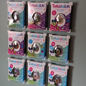 Floating Tamagotchi Wand Display Halterung / Halter - Für Tamagotchi Gen 1, 2, & 3 Wiederveröffentlichung Verpackung - Inklusive Kommandostreifen