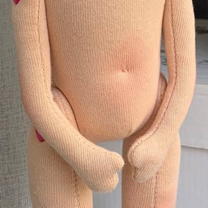 PDF Patrón y guía paso a paso 55 páginas para un cuerpo anatómico de muñeca de trapo Tilda de 28-30 cm. Patrón de muñeca y tutorial. imagen 7