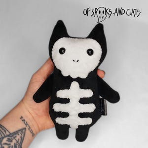 Elli the Skeleton Cat - Small Stuffed Animal Halloween Cat - Collector's Item - Gothic Creepy Cute Artist Doll - Horror Autumn Decoration