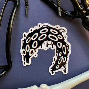 Creepy Worm on a String // Adesivo in vinile opaco impermeabile/resistente all'acqua da 3 pollici