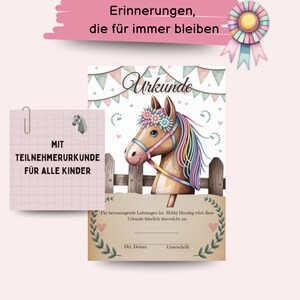 May include: A pink and white certificate with a cartoon horse illustration. The certificate is titled "Urkunde" and has the text "Mit Teilnehmerurkunde f&uuml;r alle Kinder" on a separate pink note. The text "Erinnerungen, die f&uuml;r immer bleiben" is at the top of the image.
