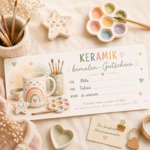 Könnte beinhalten: Ein rechteckiger Gutschein mit der Aufschrift KERAMIK bemalen-Gutschein, verziert mit pastellfarbenen Illustrationen von Regenbogenbecher, Stern und Farbpalette. Die Karte enthält Felder für Namen und Datum, umgeben von Keramikzubehör.