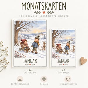 Könnte beinhalten: Zwei rechteckige Karten mit der Aufschrift JANUAR zeigen eine Winterszene, in der ein Kind ein anderes Kind auf einem Holzschlitten zieht. Die Karten sind im A4-Format 210 x 297 mm und A5-Format 148 x 210 mm erhältlich, mit dem Text MONATSKARTEN.