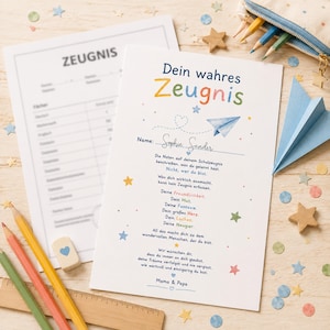Könnte beinhalten: Ein weißes Papier-Zertifikat mit der Überschrift Dein wahres Zeugnis, buntem Text und einer Aquarell-Illustration eines Papierfliegers. Das Dokument enthält eine Namenszeile für Sophie Sander und ein deutsches Gedicht über persönliche Stärken.
