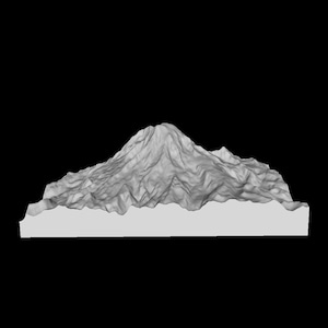 Puede incluir: Modelo 3D en escala de grises de una cordillera. La montaña tiene una superficie rugosa y texturizada con picos y valles. El modelo se asienta sobre una base plana de color gris claro sobre un fondo negro.