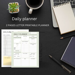 Peut inclure: Un planificateur quotidien imprimable sur deux pages. Le planificateur comprend des sections pour l'horaire du jour, l'humeur, les objectifs, les rendez-vous, les choses à faire, l'apport en eau, le suivi des repas, les notes et les rappels. Le planificateur est vert et blanc avec un design simple.