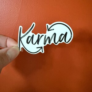 Karma | adesivo de vinil, engraçado, bonito, sutil, decalque para laptop, adesivo para garrafa de água, presente de brincadeira, pegadinha, espertinho, à prova d'água, destino, fado