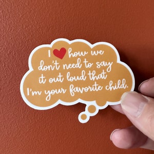 Adoro il fatto che non abbiamo bisogno di dirlo ad alta voce che sono il tuo figlio preferito, adesivo in vinile, mamma, papà, festa della mamma, festa del papà, impermeabile