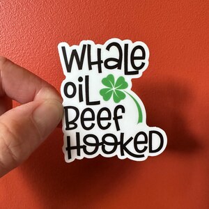 Óleo de baleia, carne bovina viciada - adesivo de vinil, irlandês, bem, eu vou ser fodido, engraçado, sutil, humor adulto, decalque para laptop, adesivo para garrafa de água, presente de brincadeira