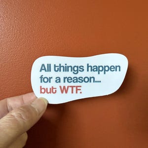 Todo pasa por algo... pero WTF. Calcomanía de vinilo, humor, política, gracioso, calcomanía para laptop, calcomanía para botella de agua, regalo de broma, impermeable.