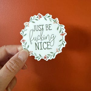 Simplemente sé jodidamente amable / vinilo, divertido, bonito, sutil, humor adulto, calcomanía para laptop, calcomanía para botella de agua, regalo de broma, broma, sabelotodo, impermeable
