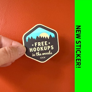 Encontros grátis na floresta | vinil, engraçado, sutil, humor adulto, decalque para laptop, adesivo para garrafa de água, presente de brincadeira, pegadinha, acampamento, à prova d'água