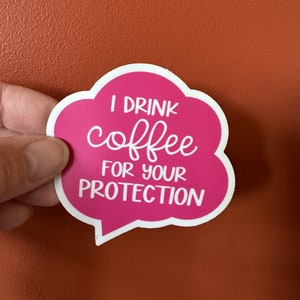 Tomo café para protegerte. Calcomanía de vinilo, verdad, me encanta la cafeína, bocadillo, gracioso, calcomanía, humor adulto, calcomanía para laptop.