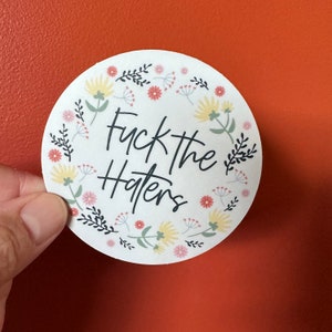 ¡Que se jodan los que odian! • pegatina de vinilo, divertido, lindo, humor adulto, calcomanía para computadora portátil, calcomanía para botella de agua, bonito, sutil, feminista, política, joder