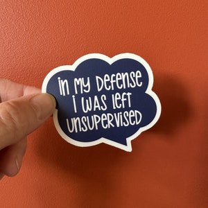Puede incluir: Una pegatina azul y blanca con el texto "in my defense i was left unsupervised".