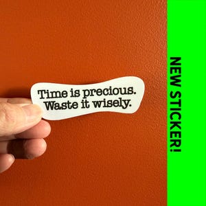 El tiempo es oro. ¡Gástalo con sabiduría! Pegatina/vinilo, humor, divertido, calcomanía para laptop, calcomanía para botella de agua, regalo de broma, impermeable, refrán.