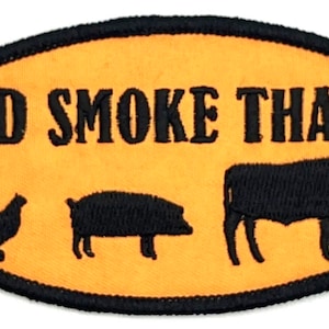Peut inclure: Écusson ovale orange avec le texte "I'D SMOKE THAT" et des silhouettes noires d'un poulet, d'un cochon et d'une vache. L'écusson a une bordure noire.