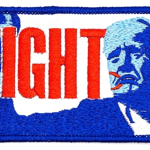 以下が含まれることがあります： 青い人と赤い文字で「FIGHT」と書かれた刺繍パッチ