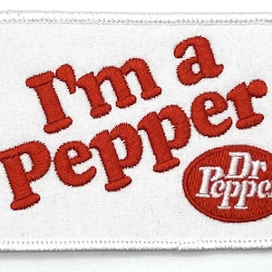 Op de afbeelding: Witte geborduurde patch met rode tekst die "I'm a Pepper" luidt en een rode cirkel met witte tekst die "Dr Pepper" luidt.