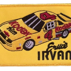 Puede incluir: Parche bordado amarillo con un coche de carreras con el número 4 y las palabras "Kodak Film" y "Ernie Irvan".