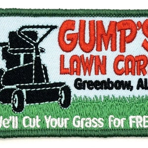 Puede incluir: Un parche bordado verde y blanco con una cortadora de césped y el texto "GUMP'S LAWN CARE Greenbow, AL We'll Cut Your Grass for FREE!"