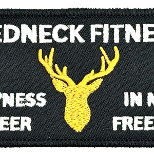 Könnte beinhalten: Schwarzer Patch mit weißem Text, der "Redneck Fitness" und "Fitness Deer in My Freezer" lautet. Ein gestickter Hirschkopf in Gelb befindet sich in der Mitte des Patches.