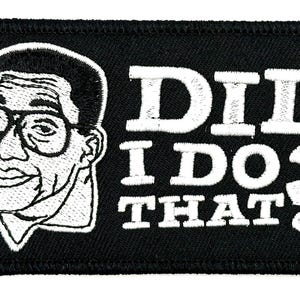 Pode incluir: Etiqueta bordada preta e branca com uma imagem de desenho animado de um homem com óculos e o texto "Did I Do That?"