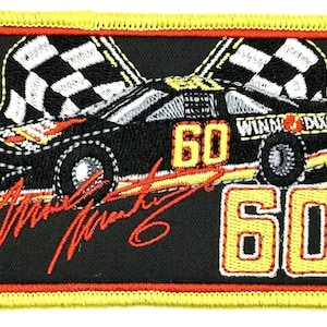 Könnte beinhalten: Schwarzer und gelber gestickter Aufnäher mit einem Rennwagen mit der Nummer 60, karierten Flaggen und der Unterschrift "Mark Martin".