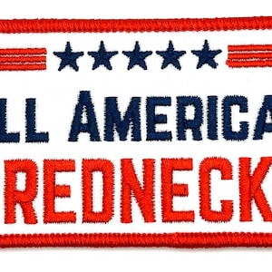 Op de afbeelding: Gestikt patch in rood, wit en blauw met de tekst "All American Redneck".