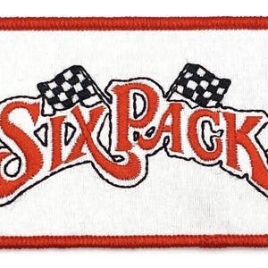 Puede incluir: Parche bordado con las palabras "SIX PACK" en rojo, contorneadas en negro, sobre un fondo blanco. Dos banderas a cuadros están sobre el texto. El parche tiene un borde rojo.