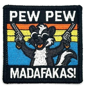 Könnte beinhalten: Gestickter Aufnäher mit einem Cartoon-Stinktier, das zwei Revolver vor einem Sonnenuntergangshintergrund hält. Der Aufnäher trägt in weißen Blockbuchstaben die Aufschrift "PEW PEW MADAFAKAS!" mit schwarzem Rand.