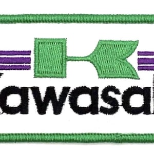Peut inclure: Patch brodé vert et blanc avec le logo Kawasaki et le mot "Kawasaki" en lettres noires.