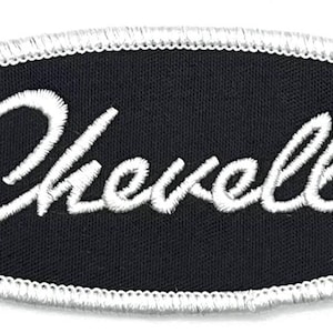 Op de afbeelding: Zwarte ovale patch met een witte rand en de tekst "Chevelle" in wit geborduurd.