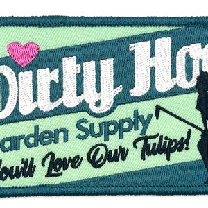 Könnte beinhalten: Ein gestickter Aufnäher in Grün und Blau mit dem Text "Dirty Hoe Garden Supply You'll Love Our Tulips!" und einem rosa Herz in der oberen linken Ecke. In der unteren rechten Ecke befindet sich eine Silhouette einer Frau, die ein Gartengerät hält.