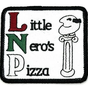 Könnte beinhalten: Ein weißer gestickter Aufnäher mit schwarzen Umrandungen. Der Aufnäher zeigt den Text "Little Nero's Pizza" mit einem rot-grün-weißen "LNP"-Logo. Eine Comicfigur eines Mannes mit Schnurrbart steht auf einer weißen Säule.