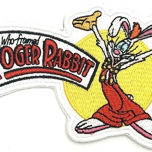 Op de afbeelding: Geborduurde patch met Roger Rabbit uit "Who Framed Roger Rabbit". De patch toont Roger Rabbit in een dynamische pose tegen een gele cirkel, gekleed in rode overalls. De titel van de film wordt weergegeven in rode tekst.