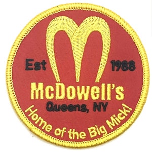 Può includere: Una toppa ricamata rossa e gialla con il testo "Est 1988 McDowell's Queens, NY Home of the Big Mick!"