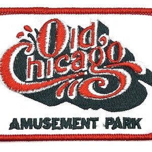 Op de afbeelding: Rode en witte geborduurde patch met de tekst "Old Chicago Amusement Park" in een witte rechthoek met een rode rand.