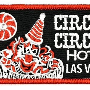 Op de afbeelding: Een geborduurde patch met een clown die een lolly vasthoudt, met de tekst "Circus Circus Hotel Las Vegas" in rood, wit en zwart.