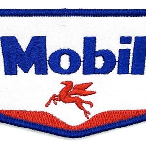 Pode incluir: Patch bordado da Mobil com a palavra "Mobil" em letras azuis e um logotipo vermelho do Pegasus. O patch tem um fundo branco, uma borda azul e um design vermelho ondulado na parte inferior.